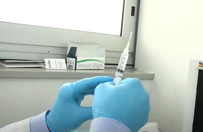 Проведение кодирования Вивитролом в Россоши Шприц с Вивитролом в руках у врача